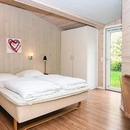 6 Person In Hemmet-by Traum